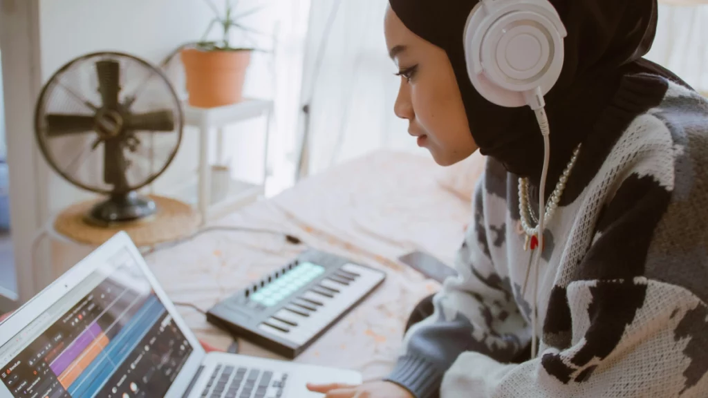 Mulher usando headset e notebook em ambiente criativo, representando foco, preparação e construção de carreira profissional nos esports em 2026.