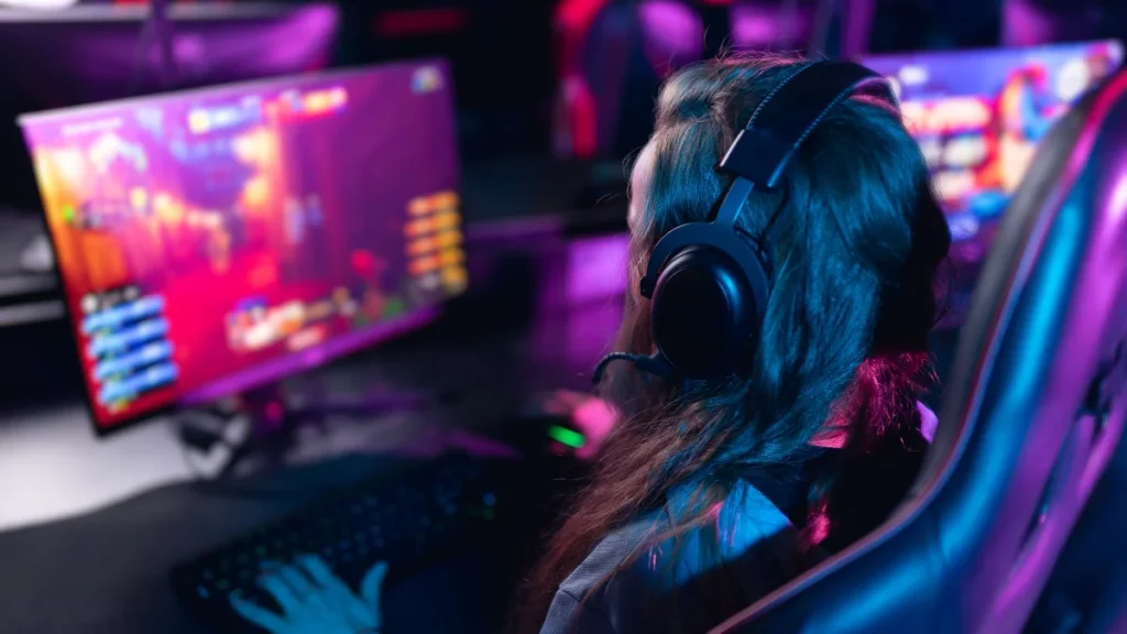 Jogadora profissional concentrada em competição de e-sports com iluminação azul e rosa