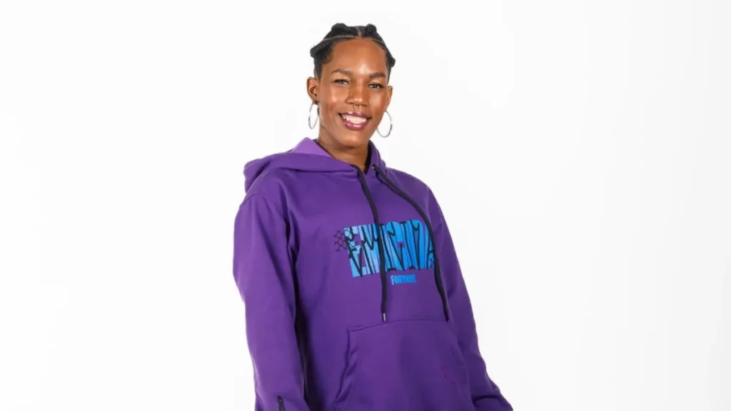 Mulher negra usando moletom gamer representando diversidade no mercado de games brasileiro