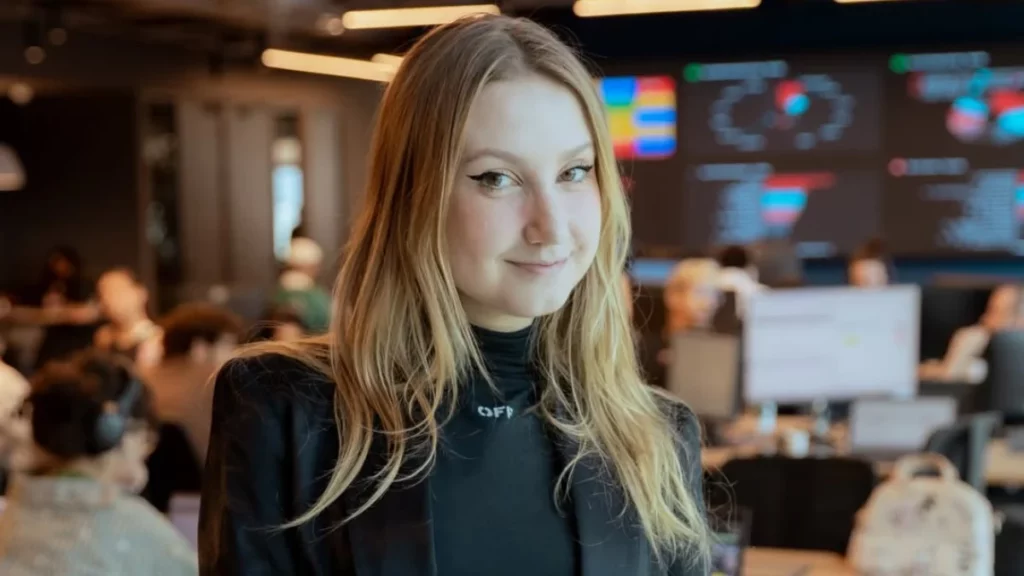 Jovem profissional em escritório de tecnologia representando mulheres no mercado de games